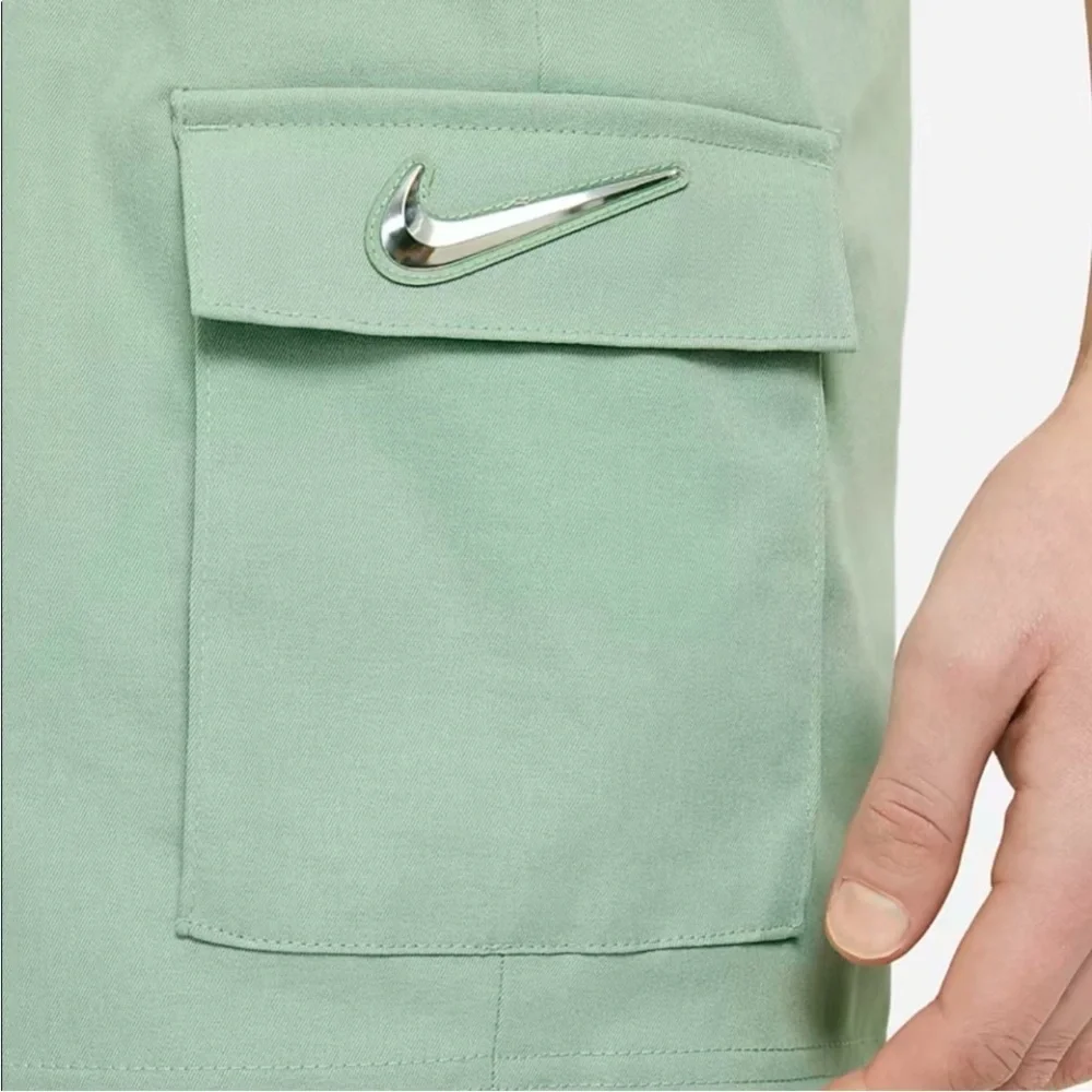 Nike Sportswear Swoosh Cargo Shorts in Steam Green Size Large